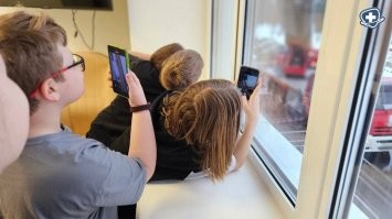 Они сделали это!!! Десант Дедов Морозов и Снегурочек побывал в Детском центре ГКБ им. М.П. Кончаловского.

Волшебники заглянули в окна больничных палат, порадовали мальчишек и девчонок хлопушками и самыми наилучшими пожеланиями - скорейшего выздоровления.

Этой доброй акции уже несколько лет, но в нашем детском стационаре Новогодний десант впервые. В прошлом году по техническим причинам высадиться на крыше нашего Детского центра Дедам Морозам и Снегурочкам не удалось. Но благодаря работникам Пожарно-спасательного центра Москвы теперь все получилось.

  Огромное спасибо за особое праздничное настроение, подаренное всем нашим юным пациентам и сотрудникам!