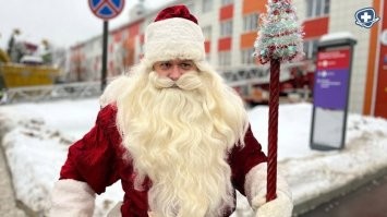 Они сделали это!!! Десант Дедов Морозов и Снегурочек побывал в Детском центре ГКБ им. М.П. Кончаловского.

Волшебники заглянули в окна больничных палат, порадовали мальчишек и девчонок хлопушками и самыми наилучшими пожеланиями - скорейшего выздоровления.

Этой доброй акции уже несколько лет, но в нашем детском стационаре Новогодний десант впервые. В прошлом году по техническим причинам высадиться на крыше нашего Детского центра Дедам Морозам и Снегурочкам не удалось. Но благодаря работникам Пожарно-спасательного центра Москвы теперь все получилось.

  Огромное спасибо за особое праздничное настроение, подаренное всем нашим юным пациентам и сотрудникам!