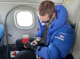 Инсульт пережил а вот пиво любимое из рук не выпускает .