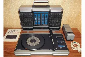 Интересный аппарат.
Звучал, мягко говоря, не слишком, но решение небанальное.