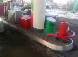 Сотрудники и руководство АЗС, тоже слабоумные! 4 человека метались и тоько один с огнетушителем, почти последним подбежал! Вообще "огняк" прямо на бензоколонке должен висеть или стоять!