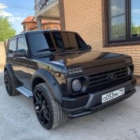Эх, Ниве бы двигатель получше,  чутка посовременнее салон и панель приборов и качество изготовления подтянуть, отличная машинка была бы. Она и была отличной машиной в 80-х, но, уже много времени прошло и надо как-то соответствовать календарю.
Пока что, ситуация как и с Буханкой, автомобиль годный, но после покупки - это конструктор - "доведи до ума сам". А делали б с завода нормально,  ещё попутно предлагая комплекты модернизации\кастомизаиции (условно - для бездорожья, города, или повыделываться),  все шансы стать народным автомобилем. Если приложить старания и вдумчиво подойти к вопросу - можно выпускать прямого конкeрента Jeep Wrangel или Suzuki Jimmy