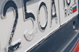 не понял, что там нечитаемого ?
Гораздо  чаще вижу на дорогах вот такой вариант, РЕАЛЬНО нечитаемый
.