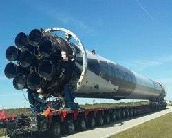 Не 2600, а 2300, ну не принципиально. 
Насчёт кранов согласен, но с тягачами Вы погорячились.
По поводу сборки на месте, виден уже и маховик, значит коленвал на месте, и верхняя надстройка, т.е. ГБЦ. Может конечно они собирают в цеху, чтобы подогнать все детали, а потом на верфи разбирают и собирают уже на месте.
Надо погуглить