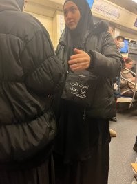 "Неонацисты в шапках Санта-Клауса попытались поджечь мусульманский молельный дом"

Тем временем в московском метро: