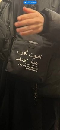 "Неонацисты в шапках Санта-Клауса попытались поджечь мусульманский молельный дом"

Тем временем в московском метро: