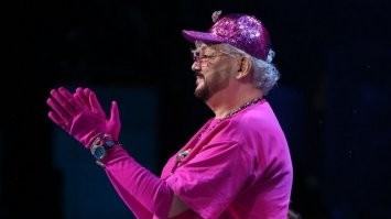 Хотя сам любит в розовое одеваться.