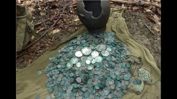 Странно, что добровольно не сдали.  Такое очень сложно вывезти из страны и очень сложно реализовать, даже на чёрном рынке. Древности обычно каталогизируются и им присваивается та или иная степень  ценности и уникальности с соответствующими документами и сертификатами. Т.е. чтоб продать легально - надо как-то коррумпировать руководство местного МинКульта или комиссию по ценностям какого-нить всемирно уважаемого музея и получить необходимые документы. А если продавать подпольным коллекционерам, то и цена будет куда ниже рынка, и скорее всего, так как сделка не разовая - кто-нибудь да стуканёт.  В общем, с реализацией такого добра - куча сложностей, и надо иметь весьма специфические связи, чтоб провернуть сделку.  Тем более за  нахождение таких вещей, вроде как платят вознаграждение от оценочной стоимости клада, и ты чист перед законом. А тут - надо предпринимать кучу телодвижений, задействовать многих посторонних лиц, платит ь им, и надеяться, что всех устроит их доля, и никто не сдаст ваше предприятие властям, или что просто кто-то не является уже завербованным агентом и не стучит на постоянной основе тамошней милиции. Опять таки,  гарантию надо иметь серьёзную.. потому что, если потом кто-то проговориться или это добро где-то засветиться, очень может быть что через 5-10 лет, распутав цепочку, к тебе придут серьёзные дяди в пиджаках и  полюбопытствуют: а где ты, дружок-пирожок, всё  это достал? Ну и очевидное - работая с криминальными структурами, продавая им нелегальные ценности, надо быть чертовски уверенным, что тебе голову не прострелят и не заберут у тебя всё  это добро бесплатно. Всё таки, бандитам очевидно, что если ты пропадёшь, то и твои драгоценности искать никто не будет, ибо про них только ты и знал - так что, зачем, собственно тебе за них платить?
И тут бронза, не золото какое-то, которое можно переплавить, уничтожив всю культурную ценность изделий, но хотя бы с большим шансом на реализацию именно что низкопробных слитков по чуть чуть в разные ломбарды итд..  На мой взгляд - затея с сокрытием найденного,  может обернуться куда более серьёзными проблемами, чем гипотетическая прибыль от их теневой реализации.
Разумеется, человеческая жадность подсказывает, что твоё вознаграждение  это допустим 20%  от найденного,  и можно ВСЁ оставить себе,  но 20%  это будут легальные честно полученные бабки, без претензий со стороны закона и прочих рисков, а 100% - это бронзовые изделия с гипотетическо высокой стоимостью, но с кучей проблем как с законом , так и с криминалом при попытке монетизировать свою добычу. И повторюсь, нелегально сбыть получится в  лучшем случае по цене 50%  от реальности (а то и куда меньше, ведь предметы старины надо ещё реставрировать, проведя как минимум чистку ультразвуком или лазером.. что опять таки усложняет процедуру, ибо тут нужен специалист и оборудование которые умеют  это делать с такими вещами),  ибо тут такая же схема как с краденным имуществом.. никто тебе рыночную стоимость не даст, исходя из того что и барыге надо заработать и дело противозаконное и опасное.  Стоит ли игра  свеч?