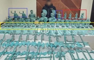 3 группы образцов.
Красная группа! У всех Венер руки сломались прям по одному месту, прям идентично. Это же на сколько офигенный был литейщик, что смог в литье предположить прослабление чтобы именно тут поломались руки, причем у всех. При этом коррозия не поразила достаточно мелкие элементы, все цело.
Синяя группа. Как резко поменялось качество литья, или может мареал литья, но нет каких либо поломанных деталей, нет деталей на которых видны следы коррозии.
Желтая группа - контрольная. Имеем много образцов изготовленных из тонкого материала, не подверженного коррозии, не поломанных.
Условия хранения - одинаковые, время изготовления - одинаковое. Учитывая заявленные ранние года - предполагаем и материал одинаковый. Значит... значит чушь это все. И фигурки уже лились без рук.
