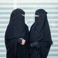 Вот истинные экстремально-одинаковые мама с дочкой: