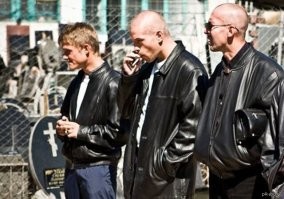 Почему в 90-х бандиты носили малиновый пиджак