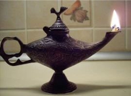 Не, ручка металлическая, 
Да и смысла нет, обычным тигелем все обходились. 

Больше на саму лампу похоже, а не на зажигалку для ламп.