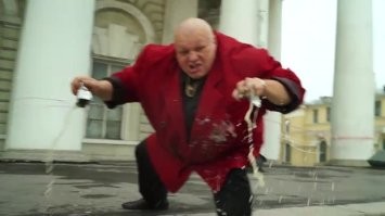 Почему в 90-х бандиты носили малиновый пиджак