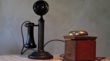 Подставка для телефона : на столике был аппарат, а на верней части висела слуховая трубка