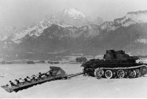 Ну как бы в СССР попало лишь от 70 до 100 машин, вроде как (но это не точно, по косвенным данным, но там могли быть и трофейные, например). 
Это к тому, что количество вообще ни о чём, можно считать, что их и не было. Поэтому сравнивать их с аэросанями не корректно. Да и советская гусеничная техника имела гораздо меньшее давление на грунт, по сравнению с аналогичной техникой других стран, специальные снегоходы не требовались (по крайней мере в большом количестве). Насколько я помню из исторической хроники, на танках (башни) варились специальные поручни для пехоты и использовались волокуши для пехоты и боезапаса, которые тянули танки.
Машина, тем не менее, интересная, но каким боком её прилепили к СССР и ВОВ? Вот для американцев или там англичан она была действительно спасением. Кстати, немцы тоже пользовались волокушами.