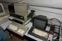 С подписями немного напутали: ДВК-2 вот на этом фото - 

А там, где подписано "ДВК-2" на самом деле KAYPRO-II 

о чем говорит и надпись на компе.