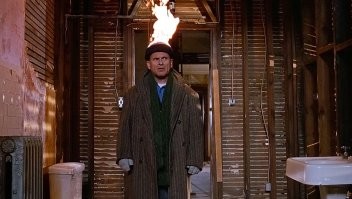 1. Унитазы - как будто срёшь в лужу. Единственное удобство - если какой мелкий засранец подожжёт тебе башку, то можешь башкой в унитаз

2. Измельчитель - это засада для коммунальных служб. Канализации у них засоряются просто регулярно. Но у них в городах трубы в тоннелях, а не зарыты, доступ проще

3. Раковина больше, потому что есть, куда ставить. Кухни большие