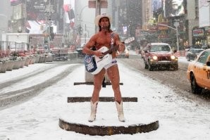 На таймс сквере ее мужик ждет, песни поет.