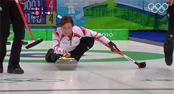 Те кто поумнее сразу за ограждение ушли