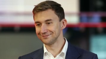 Вот российский шахматист.
В отличии от яна он не стал обсирать Родину, он не стал стыдиться что он - русский, он встал на сторону страны и народа. А ян за то чтобы ему заплатили и пустили на чемпионат - поддерживает украинских фашистов и озверевших нацистов. Ну что - правильный пост. Давайте яну похлопаем.