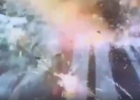 Не, не в этот раз. Вчера попались скрины с камеры наблюдения, там хорошо видно, что взрыв начинается в задней части автомобиля, затем во все стороны начинают лететь фейерверки. Батарея, как таковая, не взрывается, она воспламеняется по характерному сценарию: вначале выброс дыма, белого или серого, потом вспышка.