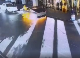 Не, не в этот раз. Вчера попались скрины с камеры наблюдения, там хорошо видно, что взрыв начинается в задней части автомобиля, затем во все стороны начинают лететь фейерверки. Батарея, как таковая, не взрывается, она воспламеняется по характерному сценарию: вначале выброс дыма, белого или серого, потом вспышка.