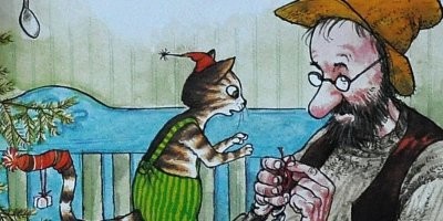 Это кот, зовут его Финдус. А хозяина -- Петсон. Они -- персонажи книги шведского писателя Свена Нурдквиста, ну и мультсериала, заодно.
И да, на хвосте у него... шапка, или носок нахвостный, не знаю как правильно сказать, в общем одёжка, чтобы хвост не мёрз.