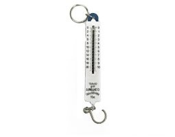 Это же рынок. Там надо ожидать обмана.  Я бы ничего пакетированного не покупал,  как минимум просил бы пересыпать в свой пакет, заодно б и проверил, чтоб там гнилья не было вперемешку с нормальным продуктом. А уж доверять на слово, или весам продавца - детская наивность.  С расцветом капитализма, в начале  90-х моя бабушка без своих весов на рынок не ходила.