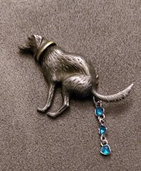 Мне такую брошку подарили.