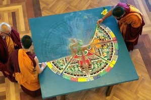 В общем, французы изобрели песчаную мандалу 

Если кто не в курсе, это традиция в тибетском буддизме, ритуальное изображение мироустройства, создаваемое из разноцветного песка. Создание мандалы может занять несколько недель и даже месяцев труда монахов. Но, как только мандала закончена, её немедленно уничтожают (в оригинальной традиции), что символизирует непрочность и иллюзорность материального мира.