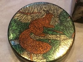 Монпансье, они же "Дунькина радость", главный поставщик жестяных коpобочек для мелочовки.
Я этих жестянок уже не застал, банки были картонные. Hо у деда такая была. У отца были банки от индийского кофе.