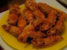 Так вот- сидим пьем пиво и какая то фигня в кляре у него на закусь. Сидели, ели, футбол болели. Посмотрели.
говорю- вкусная штука была- показывая на пустое блюдо.
Он- ага, и хитровато скалится.
Спрашиваю его- Валер, а что это было то? Креветки?
Он с самым серьезным выражением лица- медведки!
-Как..Как... Какие н@хуй медведки????
- обычные, я их <span style='color:gray'>[мат]</span> целый день ловил. Вычитал в интернете, что они вкусные очень. Наловил и пожарил. Тебе же понравились??
Понравились конечно, но послав его н@хуй, я пошел злой домой. Вот такие дела браты. Всем бобра!