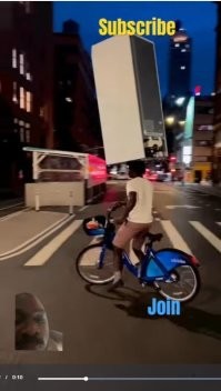 Наклон вперед это нормальное устойчивое положение холодильника. Видать, нейросети пока не успели выучить законы физики. Да и передний верхний угол холодильника к концу ролика чудесно выправился