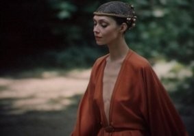 Внизу фото настоящего квантового компьютера и действующих атомных часов. Согласен с предыдущим комментатором, на окончательном варианте машины времени туда-сюда мотался Коля Герасимов, Алиса Селезнёва, космические пираты и куча сотрудников Института времени, включая Полину с вызывающим для СССР декольте. Декольте тоже на всякий случай скину))) А у Шурика был лабораторный экземпляр, в котором постоянно нужно вносить изменения и что-нибудь регулировать.