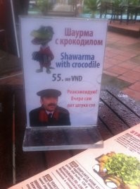 Львы атаковали крупного крокодила