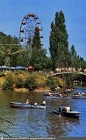 Алмата , парк горького , в 90 начал приезжать лунопарк и как раз его размещали за колесом оборзения :) . Любил кататься на этих лодочках там были проходы между крон деревьев точнее Ив .