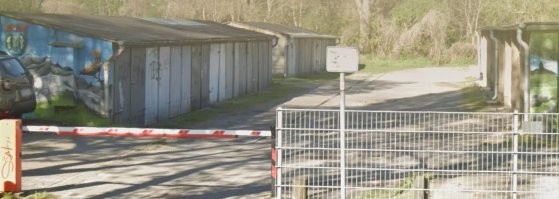 Unter den Linden - это  "Берлин - столица ГДР".  В Берлине до сих пор такие гаражи стоят и используются.