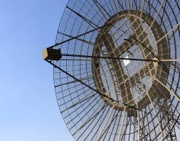 Одна из антенн станции тропосферной связи, входящая в систему линии связи «Север» и в местный гражданский телецентр.
ТРРЛ «Север» состояла из тропосферных радиорелейных станций (ТРРС) подобного типа, расположенных преимущественно вдоль побережья Северного Ледовитого и Тихого океанов, и ещё вдоль крупнейших сибирских рек (Обь, Енисей и Лена). Вся линия имела протяжённость около 13 000 километров. Система обеспечивала связью воинские части и основные населённые пункты Крайнего Севера и Дальнего Востока. В 90-х всё окончательно ушло в историю...