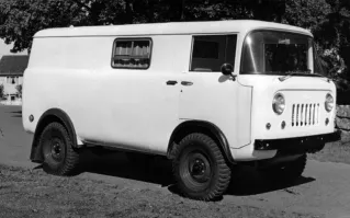 jeep fc 56 года. ну и такие бескапотники давно везде запрещены. по причине жутчайшей травмоопасности для водителя и переднего пассажира.