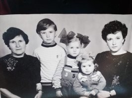 Мои мама,бабушка и сестрёнки.