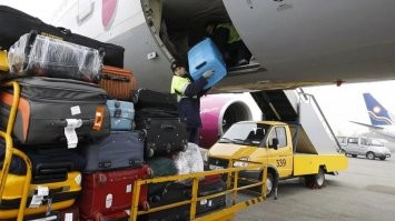 Любое металлическое ребро на пути следования багажа - это потенциально режущая кромка. 
Угол тележки, угол бортика ограждения  и т.д.  Да, специально повреждать вряд ли будут, но случайно уронить или задеть острым углом - легко.