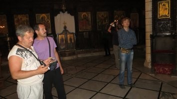 да. но там и христиане есть. Есть монастыри и храмы. На фото христианский храм, очень старый