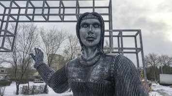 Все на Алёнку похожи.