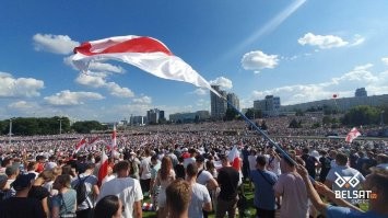 Если у человека в США есть работа и определенный доход - никакой банк не заберет его дом! Человек объявляет себя банкротом чтобы не платить огромные счета за медицину, но никто его дом не заберет. Кстати, банки очень и очень не любят забирать дом за долги, это не их бизнес, это дополнительные расходы, и поэтому они сделают все возможное чтобы ипотеку как-то изменить, но чтобы человек продолжал платить.
Так что повторяю: банкротство ни в коем случае не равно потере жилья.
Вот если работы нет - тогда все сложнее, но тут человек сам виноват, тем более что работу с годовой зарплатой тысяч в 30-40 можно найти очень легко, те же продавцы требуются везде (а зарплата не может быть даже по закону меньше $15 в час в моем штате).
Подавляющее большинство бомжей - это наркоманы и тому подобные личности. Система в США не социалистическая, и работающие люди не платят чтобы содержать бездельников.

Однозначно основной лидер оппозиции в России был сначала отравлен, потом арестован, а потом умер в заключении.  Спрашиваете: где доказательства что в России ликвидируют лидеров оппозиции? Действительно, никаких доказательств... Вспоминается унтер-офижерская вдова, которая сама себя высекла.

Шевчук не просто получил штраф, его концерты в России запрещены. В абсолютно аналогичной ситуации никто ничего с Брюсом Спрингстином не сделал, хотя тот открыто и однозначно высказался против агрессии США в Ираке (а Шевчук говорил весьма иносказательно). Вот и все что надо знать о свободе слова в США и в России... Действительно, лет 15 назад никаких проблем со свободой слова в России не было, эти проблемы появились недавно - но они появились!
Кстати, всех известных политиков, высказавшихся против СВО, в России сначала посадили, а потом обменяли.
Это на тему свободы слова в России.
Тем не менее, отмечу: насколько я знаю, в Беларуси или Туркменистане все намного хуже, там за малейшее слово против президента арестовывают, Россия до такого не дошла.

Я уже несколько раз написал: я не высказывался в последние годы против политики США, я не участвовал в протестах лет 20. Я не считаю что после Иракской войны  (а это был 2003 год) США делают что-либо сильно неправильно.

Ну и насчет всех остальных пунктов...

В Сирии царит очевидный праздник на улицах - это факт. Да и война наконец закончилась, в страну массово возвращаются беженцы. Что будет дальше - неизвестно, но хуже быть точно не должно.

Смотрите на фотографии и видео из Минска о протестах в 2020. 10% проголосовавших даже близко не обеспечили бы что-то подобное.

Но ведь главное все далеко не это. Хотите жить в рамках монархии с пожизненным президентом, по духовным скрепам Гундяева и Кадырова, с экономикой Абрамовича и Роттенбергов, под управлением Медведева и Шойгу - да флаг Вам в руки, у каждой нации есть свои принципы! Вот только при этом нельзя не давать жить другим странам, нельзя забирать чужое. За такое будут последствия, порой неожиданные. Вспоминается 1917 год - тоже по итогам "войны до победного конца" (хотя тогда агрессора как такового не было, но ведь народу по большому счету наплевать на правых и виноватых, народ волнует лишь собственное благополучие)! Или 1991.

Думаю что мы сказали все что хотели. Пора прощаться.