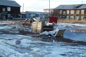 Ты не поверишь и у нас так живут в старом жилфонде.
Якутск, зимой за -50 а толчок извини на улице, дощатый с щелями в палец туалет типа сортир. Из водопровода вода горячая из труб отопления зимой и вода питьевая, холодная из ближайшей (200м) колонки. Мусорка там же на улице тупо сложенный из деревянных щитов квадрат в котором зимой все замерзает и по весне щиты отбивают ото льда и вывозят куб смерзшегося мусора и гуана на свалку, летом эта же куча "цветет и пахнет", благоухая так что глаза слезятся. 

И ты <span style='color:gray'>[мат]</span>ь не поверишь какое это счастье, что можно жить хотя бы так, а не замерзнуть где-то в сугробе как собака бездомная.