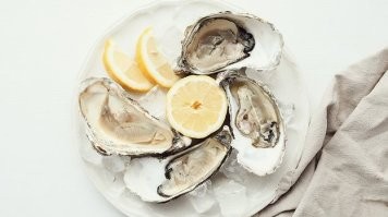 Устрицы    чистый сырой белок, а много чистого белка не для каждого организма в пользу.  Кроме того, они  могут быть причиной пищевого отравления.  Это связано с тем, что устрицы могут содержать вредные бактерии, такие как Vibrio vulnificus, которые могут вызвать серьезные заболевания и даже смерть --- люди подвергающиеся повышенному риску развития инфекции :
    люди с ослабленной иммунной системой;
    люди с заболеваниями печени;
    люди с диабетом;
    люди, которые недавно перенесли операцию;
    люди, у которых имеются открытые раны.