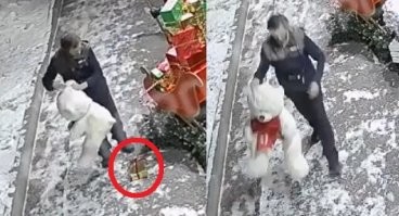 А куда исчезла волшебным способом золотистая коробка?