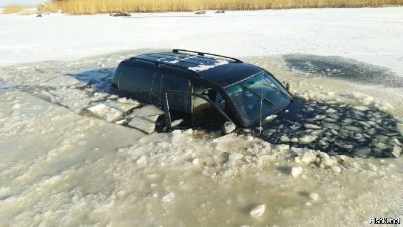 Я упомянул площадь опоры. 

Если лёд тонкий, то машина продавит лёд, что с лыжами, что без, что просто пузом её на лёд положи.