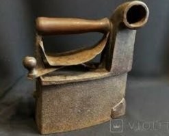 Я шел к машине мимо мусорного контейнера (у нас недавно заварили мусоропроводы) и что-то показалось знакомым среди мусора, подошел и вытащил вот такого красавца, примерно такого, даже ещё лучше! Ржавый, с отколотой ручкой, но руки на месте и теперь он блестит и сияет!