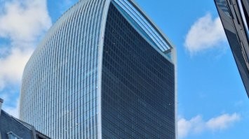 Сразу вспомнил такой случай, когда в Британии один небоскреб, спроектированный дегенератами, плавил стоящие напротив авто из за своей вогнутой стороны.
Даже фотку нашел: